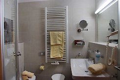 Bad mit Dusche und WC Hotel Hubertus am Arber - Urlaub in Bayern